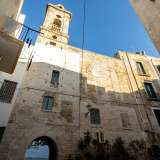 Ci troviamo quindi ai piedi dell�edificio. Sull�ampia facciata notiamo alcune delle pietre originali e le antiche finestre ormai quasi tutte murate